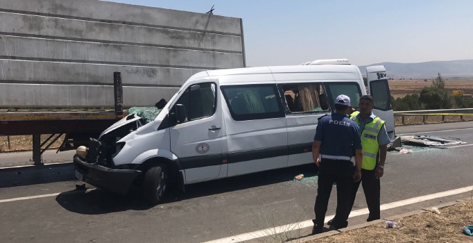 Kahramanmaraş’ta yolcu minibüsü tıra çarptı: 1 kişi öldü, 9 kişi yaralandı