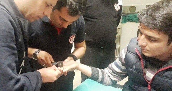 Kahramanmaraş’ta yüzüğü parmağına sıkışınca imdadına itfaiye yetişti