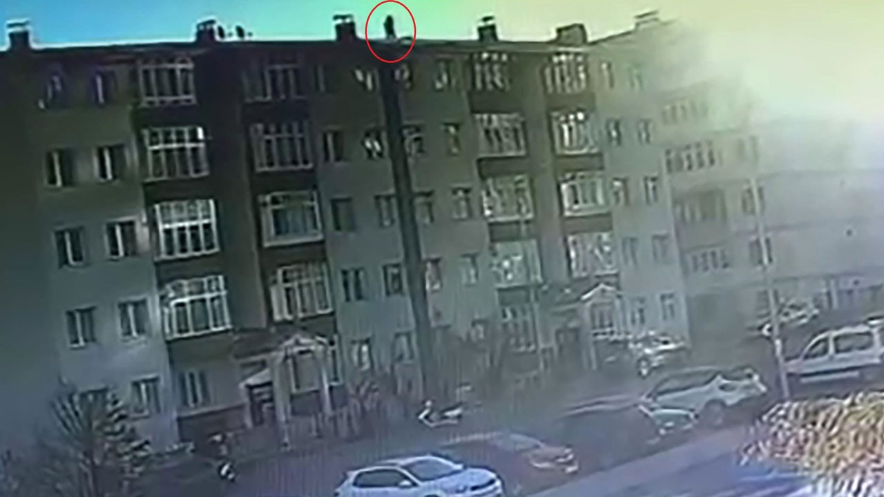 Kahreden görüntü! Çatıdan düşüş anı kamerada
