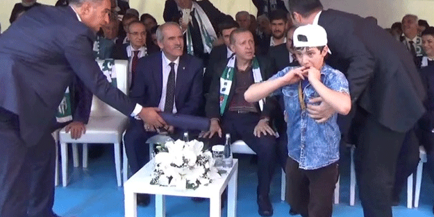 'Kahrolsun Esed, Tayyip Erdoğan Allah senden razı olsun'