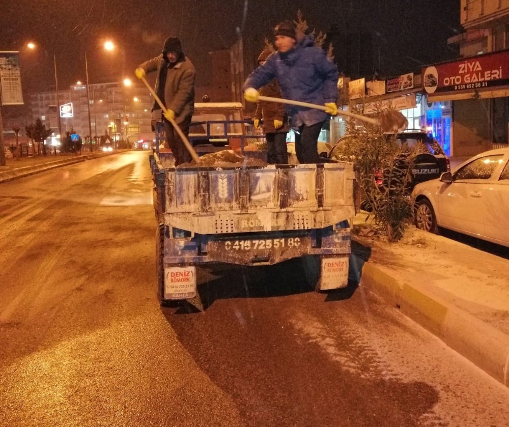 Kahta Belediyesi buzlanmaya karşı tuzlama yaptı 