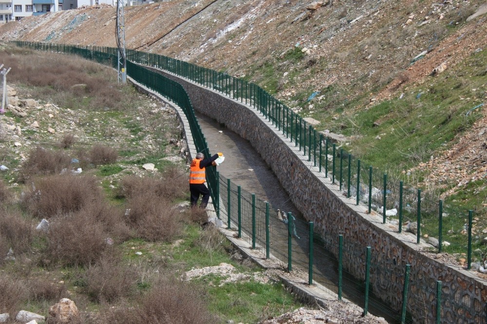 Kahta Belediyesi larva üreme noktalarını ilaçlıyor 