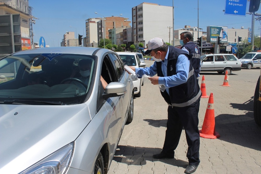 Kahta ‘da zabıta ekipleri ücretsiz maske dağıttı 
