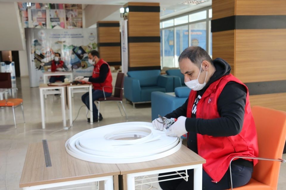Kahta Gençlik Merkezi siperlik maske üretiyor 