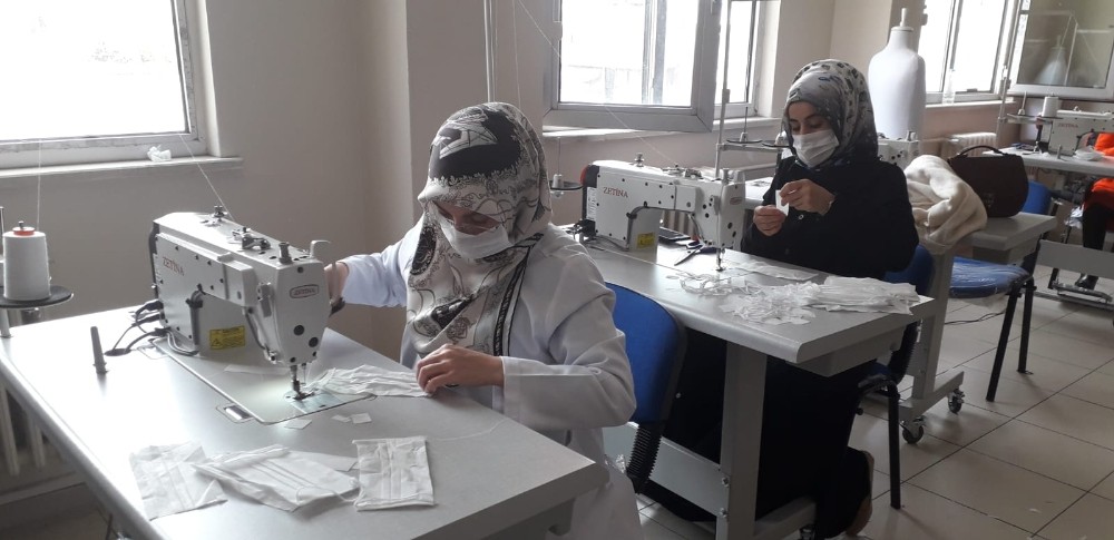 Kahta Halk Eğitim Merkezinde maske üretimi başladı 