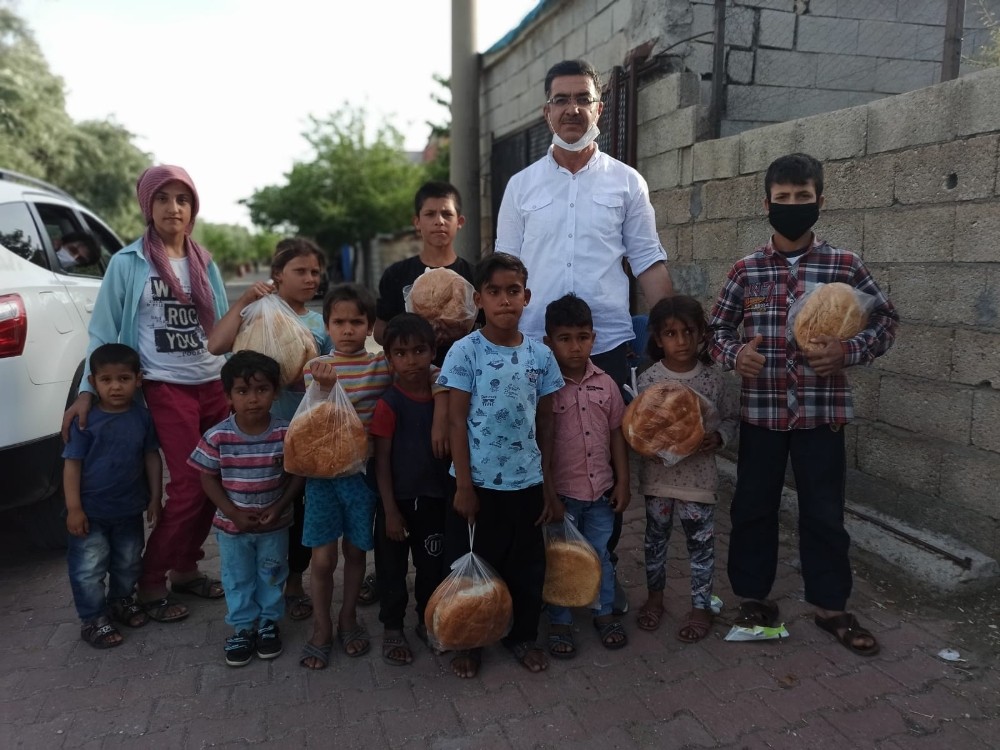 Kahta’da 3 öğretmen her gün bedava pide dağıtıyor 
