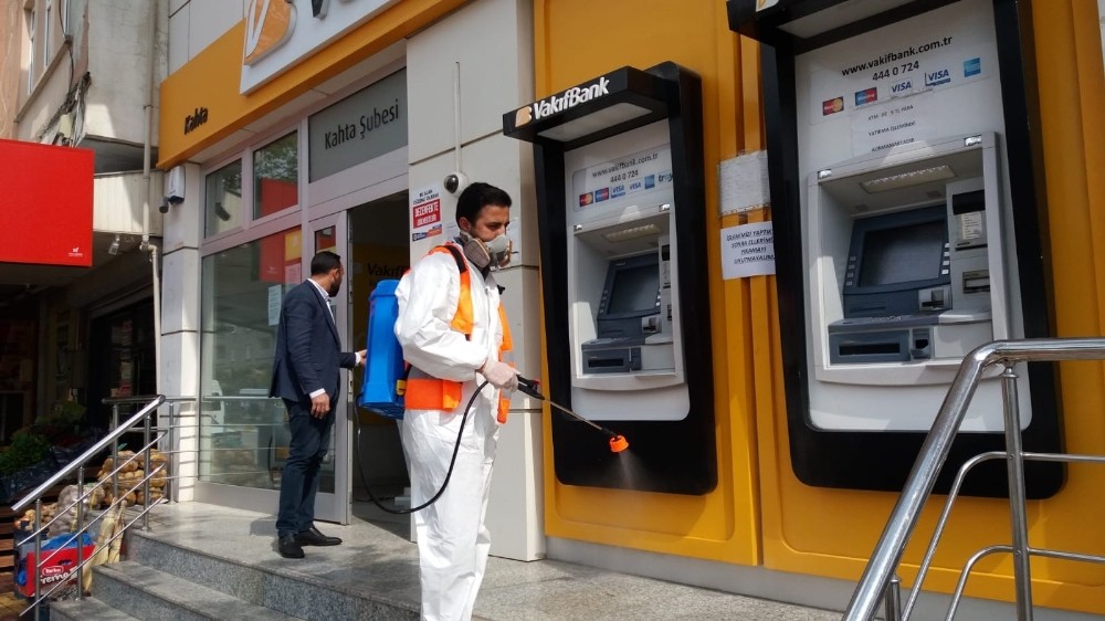 Kahta’da banka ve bankamatikler dezenfekte edildi 