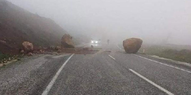 Kahta'da gevşeyen kaya parçaları yola düştü