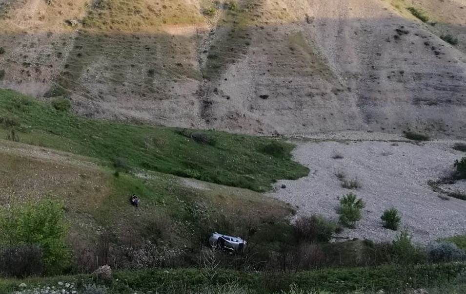Kahta’da otomobil şarampole yuvarlandı 