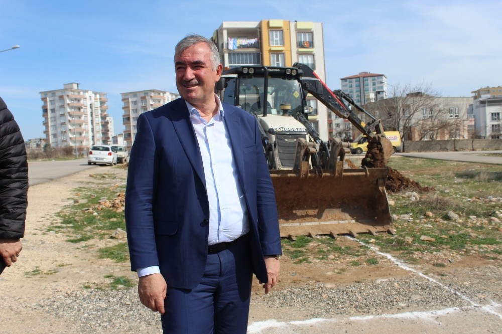 Kahta’da semt pazarı yapımına başlandı 