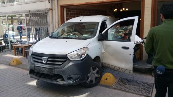İstanbul'da, kahvaltı yaparken evlerine araba girdi