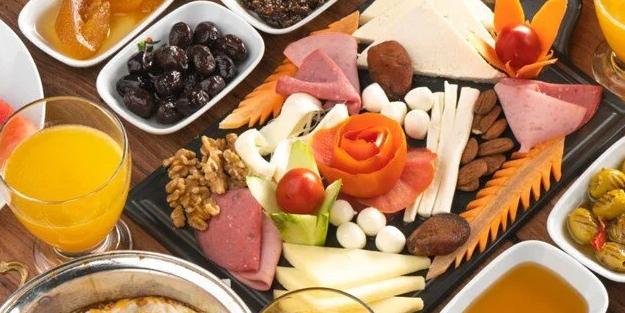 Kahvaltıda bunları yemeyin! Kahvaltıda olmazsa olmaz: Acı, ekmek, peynir, tereyağ! İşte tek tek bu liste
