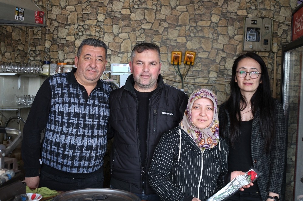 Kahveci esnafından kadınlara karanfilli jest 