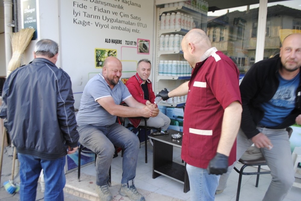 Kahveciler müşterilerine kolonya ikram ediyor 