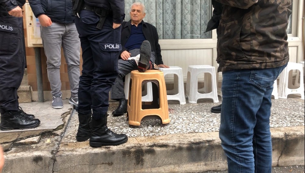 Kahvede otururken tabancayla vuruldu 