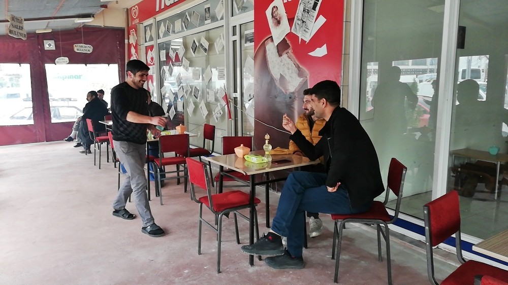 Kahvehanede kolonyalı korona virüs önlemi 