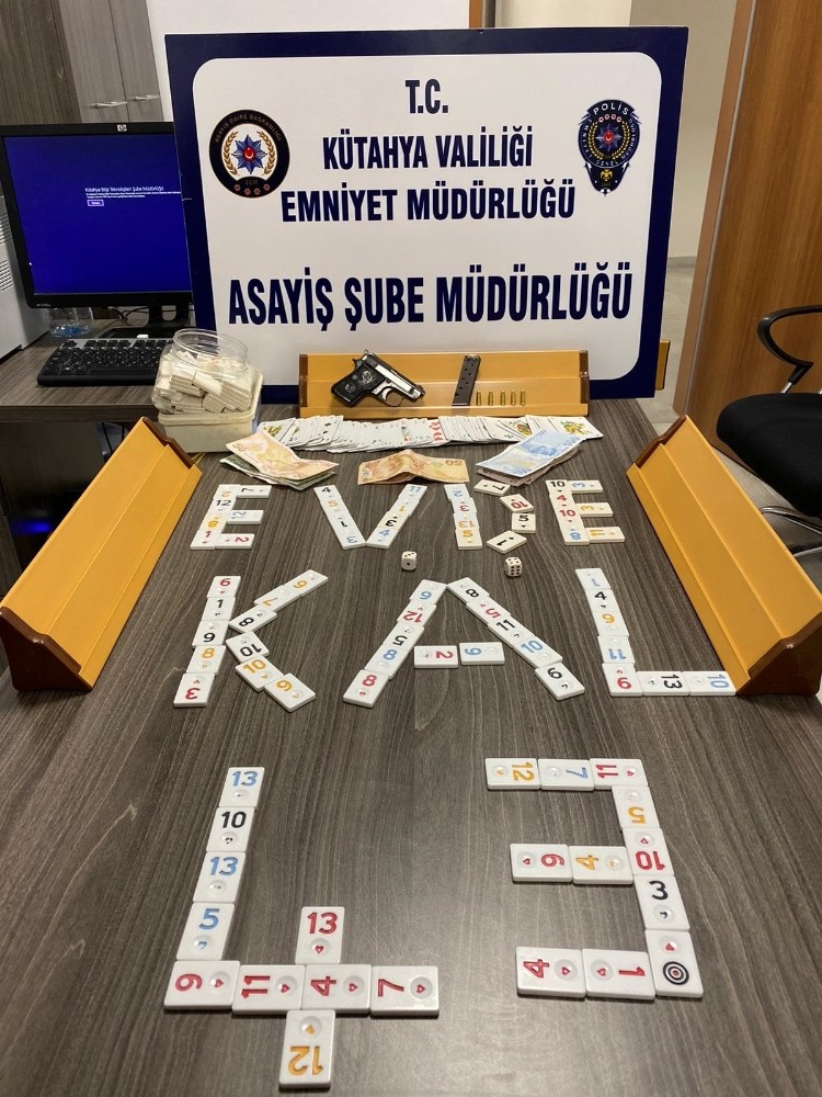 Kahvehanede kumar oynayan 25 kişiye ’sosyal mesafe’ cezası 