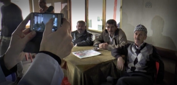 Kahvehaneye giren herkesin fotoğrafını çekiyor