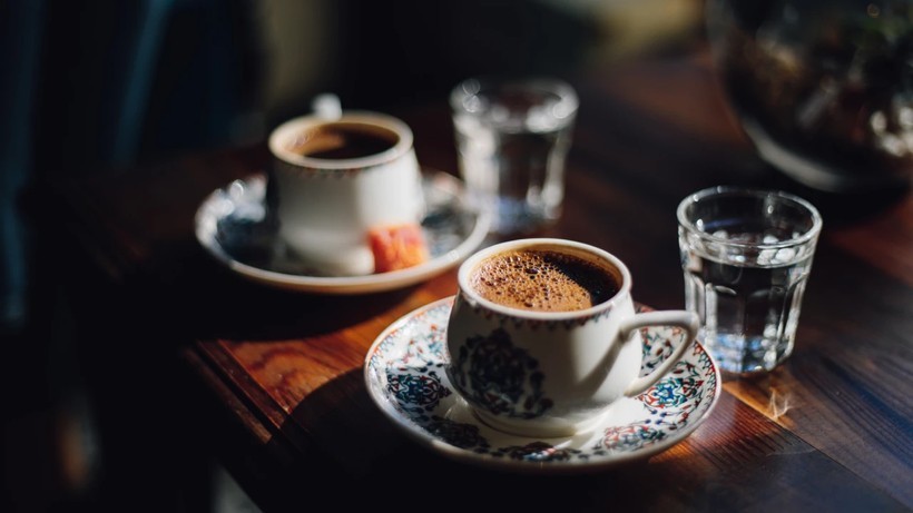 Kahvenin yanındaki su boşuna değil! Asırlık geleneğin bilinmeyen sırrı