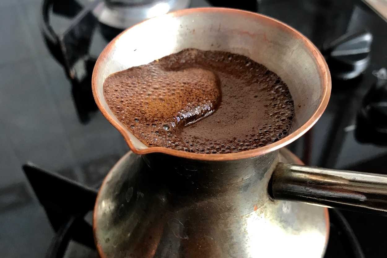 Kahveyi bugüne kadar meğer hep yanlış yapıyormuşuz! Soğuk su yerine bunu koyun, köpüğe peçete yetişmeyecek! Olacak iş değil