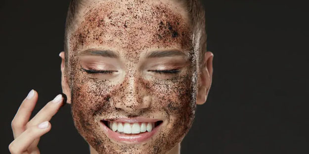 Kahveyi ıslatıp saçınıza sürerseniz bakın ne oluyor: Deneyebileceğiniz ürün! Mutlaka bunu yapın