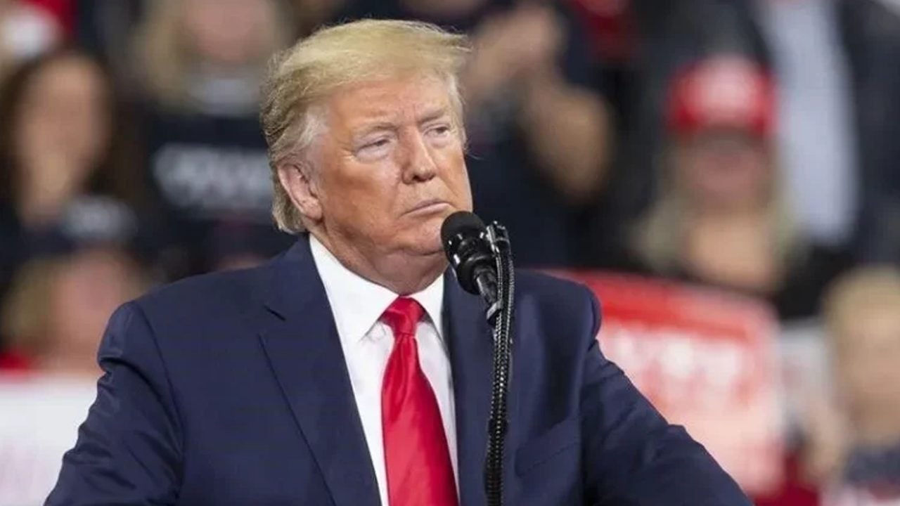 Kalabalığın içinden bağıra bağıra söyledi: Mitingde Trump’ı şok eden protesto