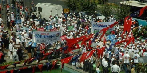 Kalabalık artıyor! İBB önünde protesto
