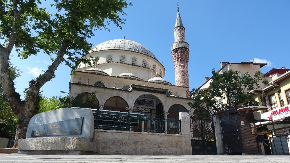 Kalacak yeri olmadığı için sığındığı camide mahsur kaldı 
