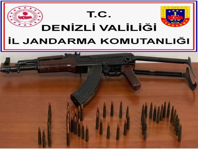 Kalaşnikof satmaya çalışırken jandarmaya yakalandılar 