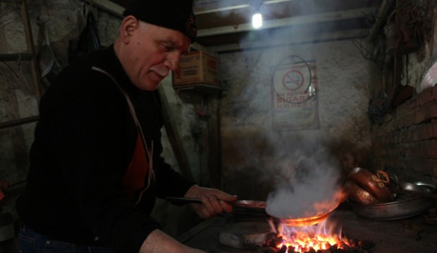 Kalaycı Mehmet Usta, 45 yıldır bakırı sevgiyle parlatıyor