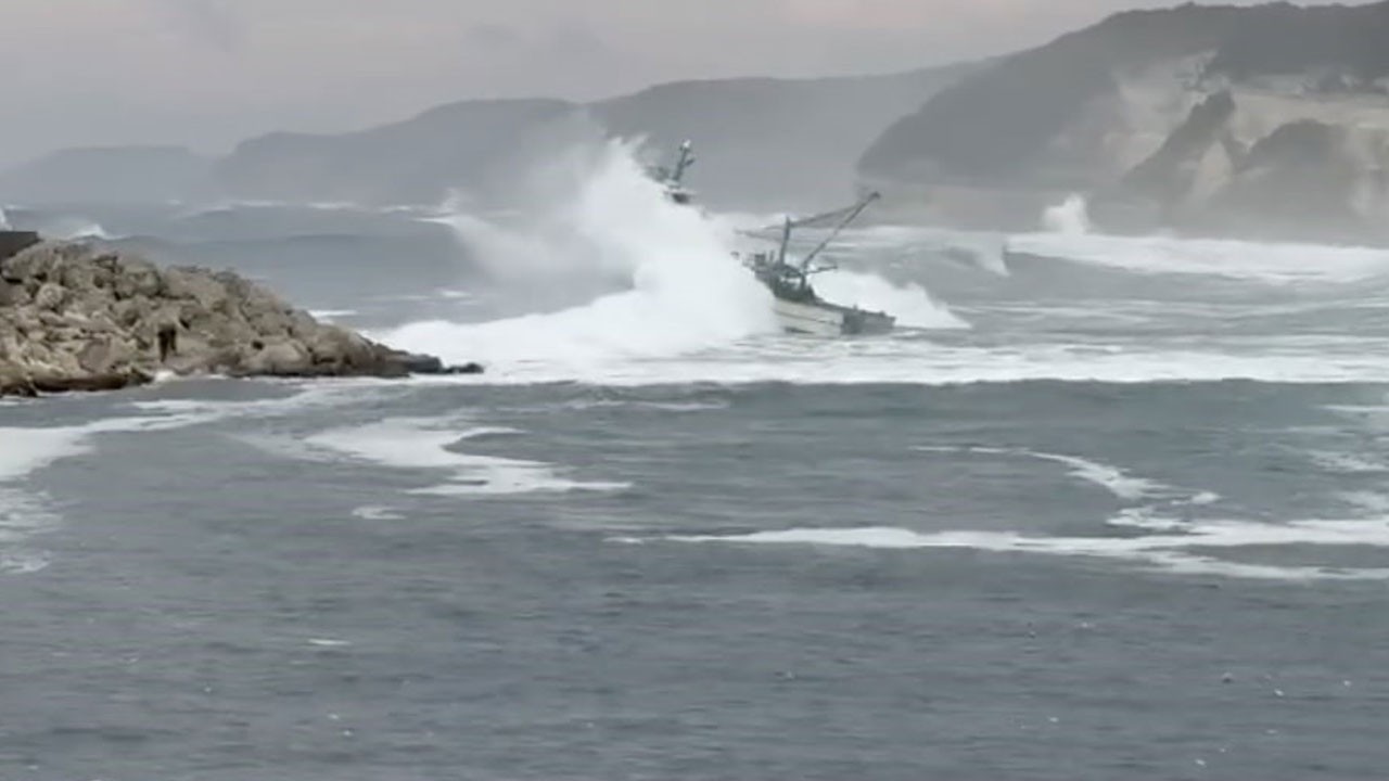 Kalbi olan izlemesin! Balıkçı teknesi dev dalgalarla ölüm kalım savaşı verdi