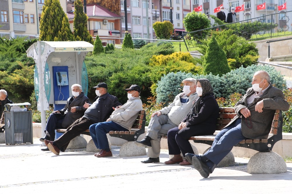 Kaldırılmalarına tepki göstermişlerdi, sosyal mesafeyi koruyarak keyfini çıkarttılar 