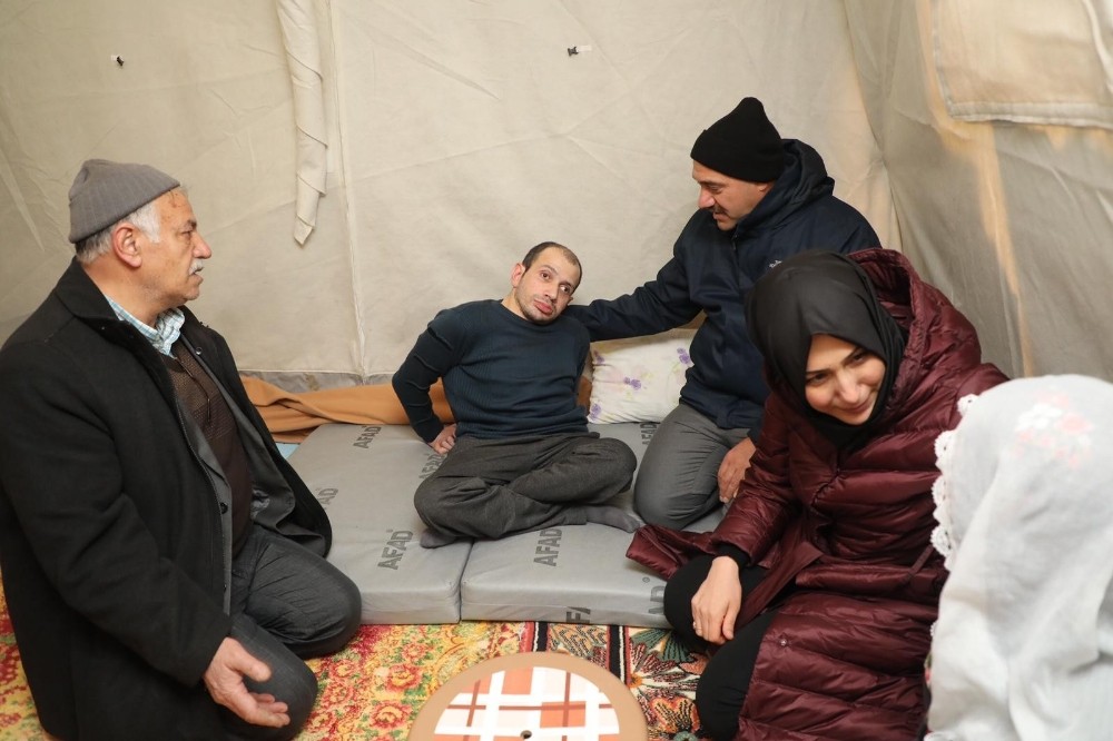 Kaldırım çifti, çadırda kalan depremzedeleri ziyaret etti 