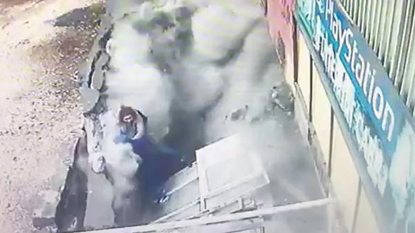 Kaldırım çöktü! Doktor ve hemşire içine düştü