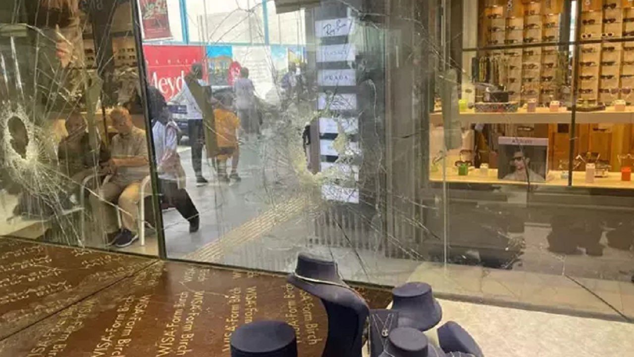 Kaldırım taşıyla camı kırıp dükkanı soydu