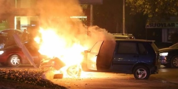 Kaldırıma çarpan otomobil alev aldı!