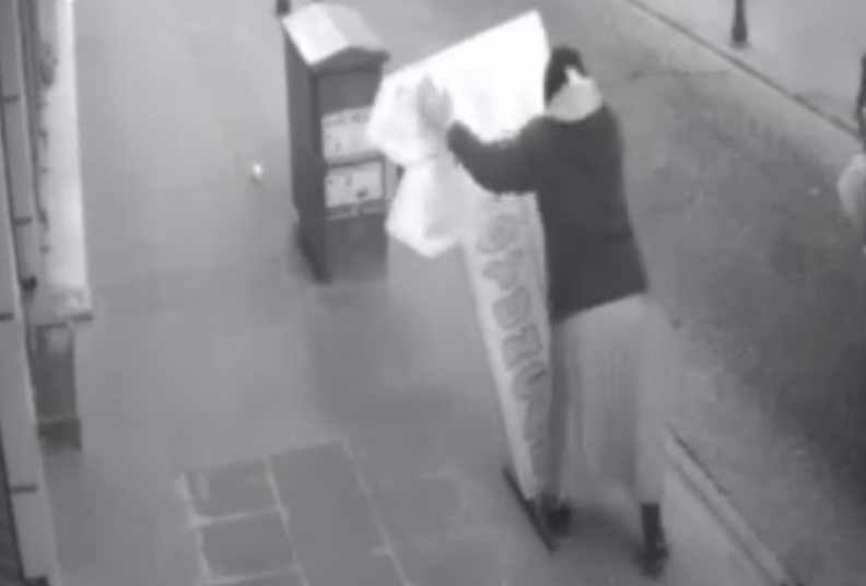 Kaldırıma vidalı tabelayı söküp götüren kadın hayrete düşürdü!