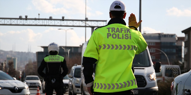 Kaldırımda araç süren magandaya bakın polis ne yaptı