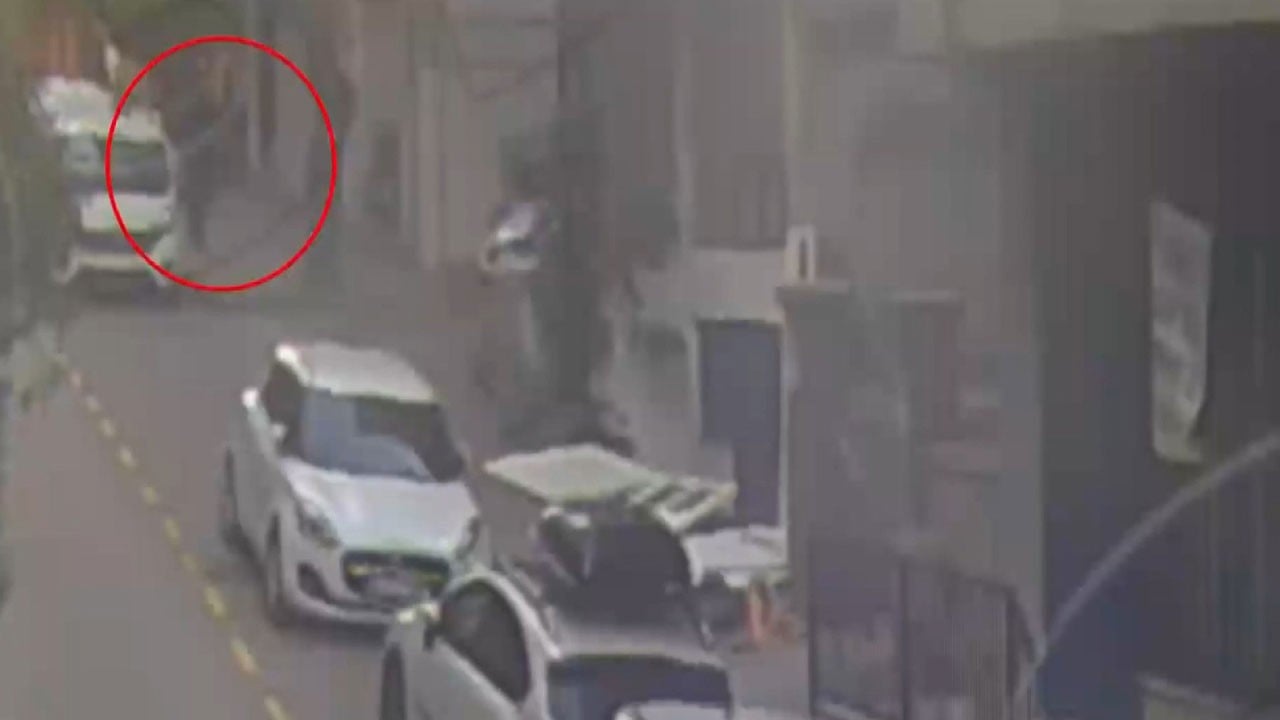 Kaldırımda av aradı! Kapkaç yaparken kameraya böyle yakalandı