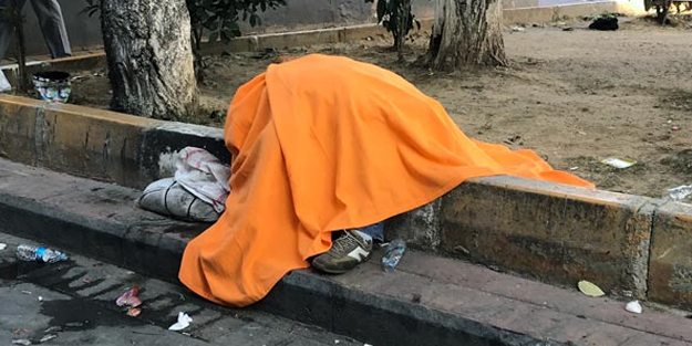 Kaldırımda bu halde bulundu! Herkes oturuyor zannetti