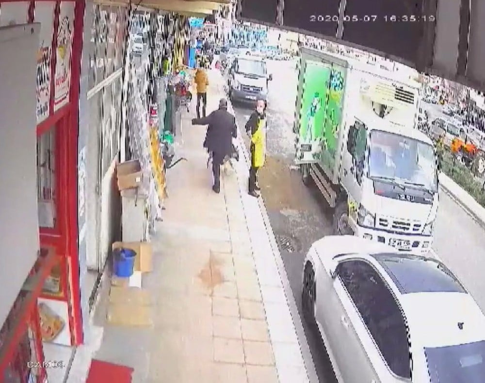 Kaldırımda duran hamile köpeğe tekme attı 
