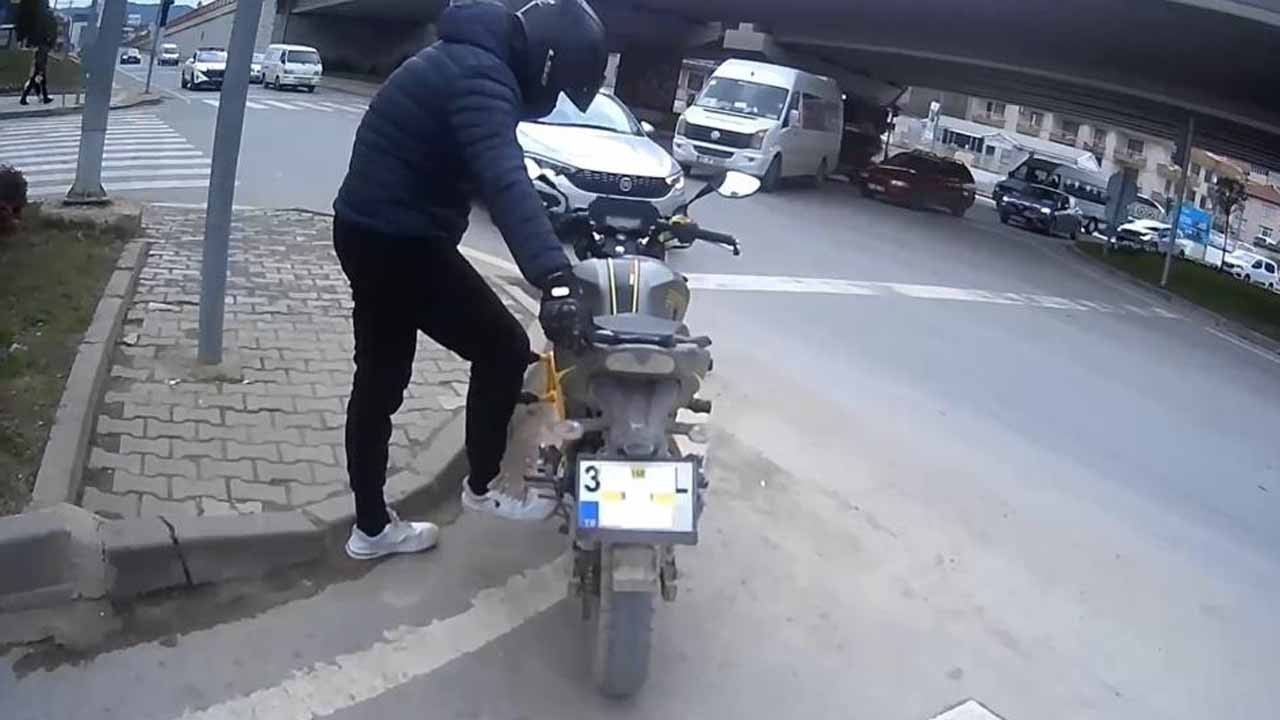 Kaldırımda motosiklet sürdü, cezayı yedi