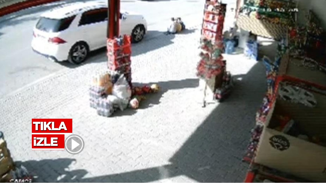 Kaldırımda oturan çocuğu fark etmedi! Ayağını ezdi