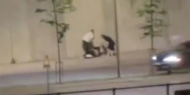 Kaldırımda oturan kadını saçlarından sürüklediler!