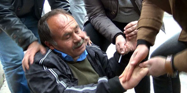 Kaldırımda sara krizi geçiren vatandaşa, minibüsteki doktor müdahale etti