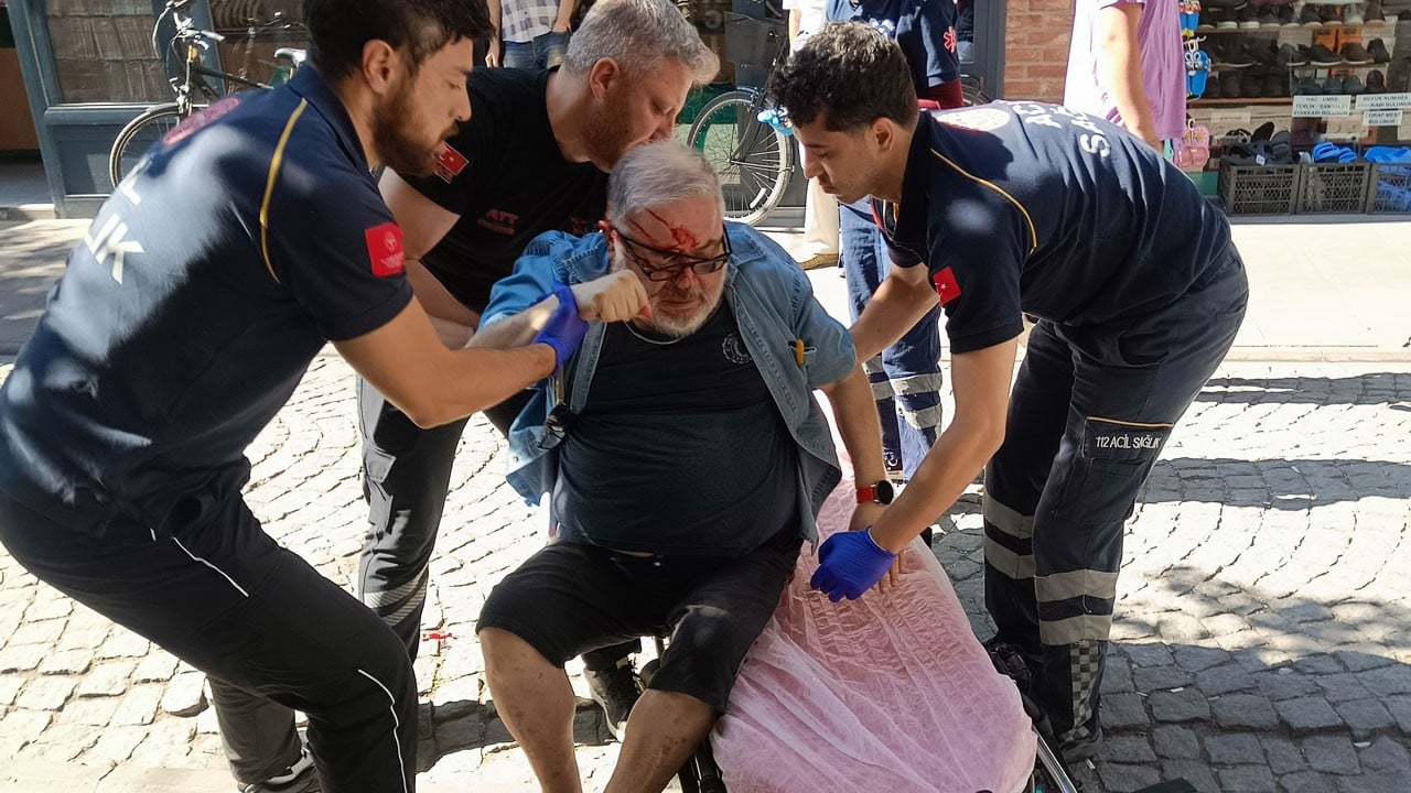 Kaldırımda yürürken bir anda yere düştü! Yaşlı adam hastanelik oldu