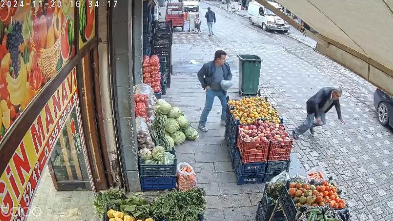 Kaldırımda yürürken birden kalp krizi geçirdi! O anlar kamerada