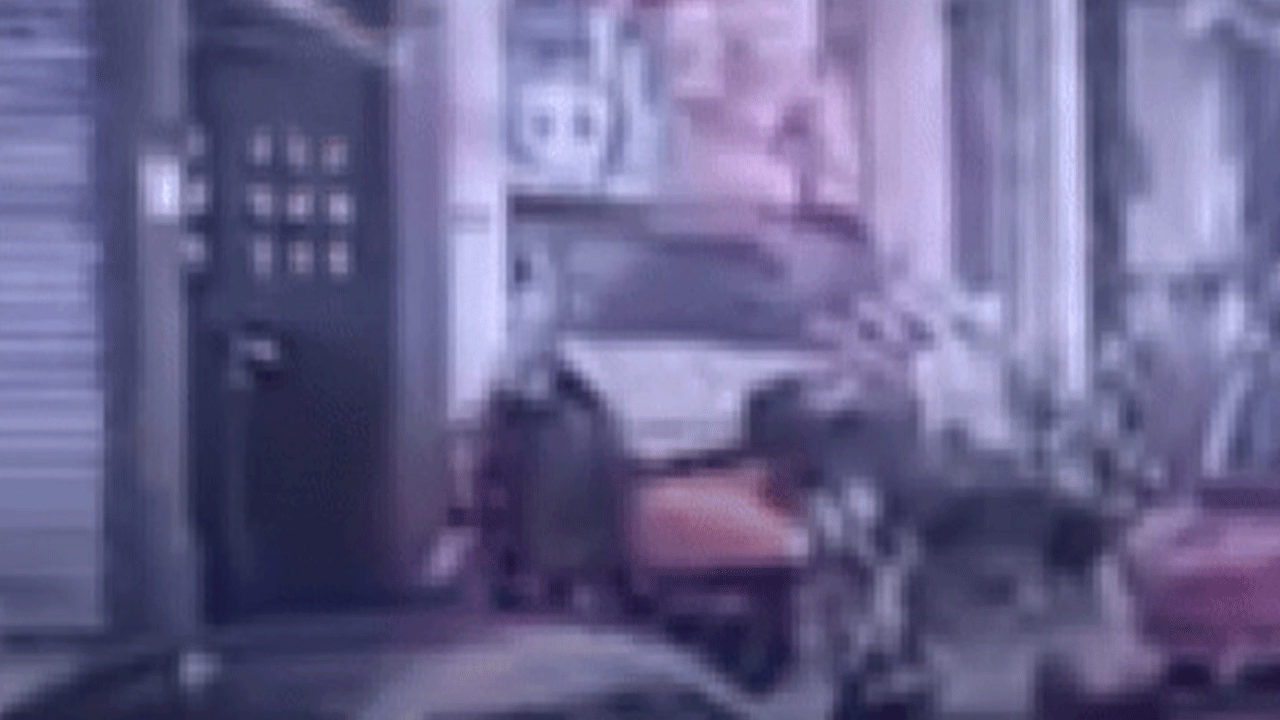 Kaldırımda yürüyen adam hayatının şokunu yaşadı: Bunu hiç beklemiyordu!