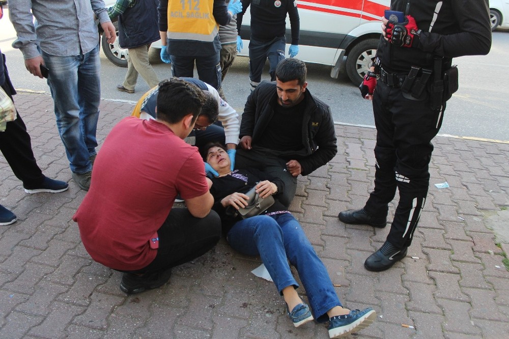 Kaldırımda yürüyen kadına motosiklet çarptı 