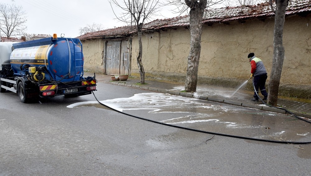 Kaldırımlar da temizleniyor 